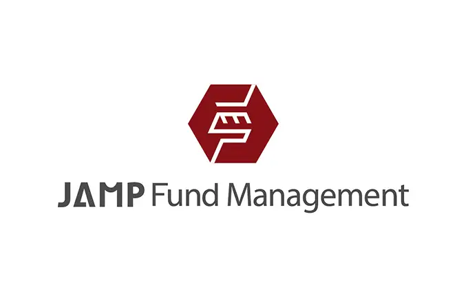 六角形の中にEPの文字を組み込んだ赤色のシンボルマークと、その下に「ＪＡＭＰファンドマネジメント」の社名が黒字で配置されたロゴ。白い背景に配置されたシンプルなデザイン。